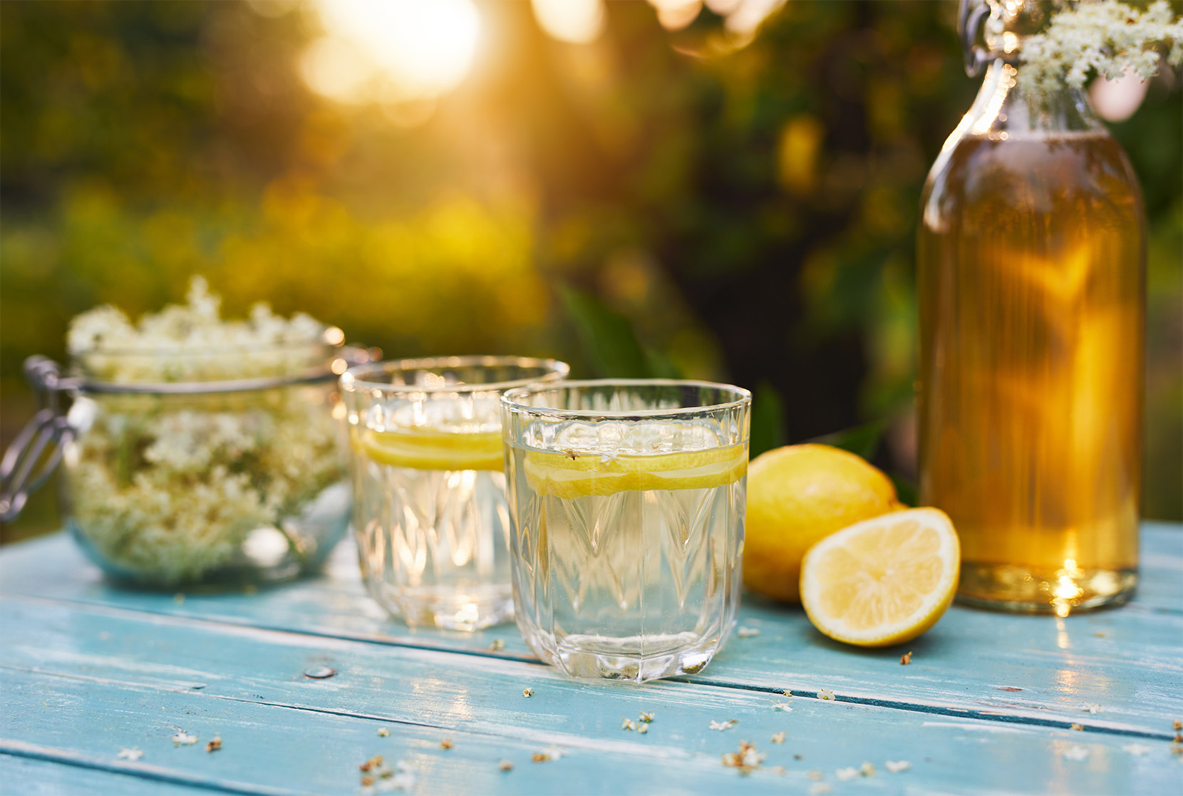 bazová-limonáda-s-citrónom-na-stole-v-prírode